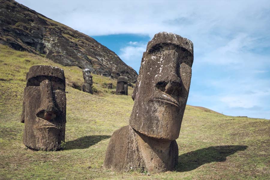 স্থানীয়দের দাবি, ইস্টার দ্বীপকে কড়া পাহারায় রেখেছে পাথরের তৈরি হাজারটি মূর্তি। এমনকি এই দ্বীপের উন্নতির নেপথ্যেও নাকি এই মূর্তিগুলির আশীর্বাদ রয়েছে।