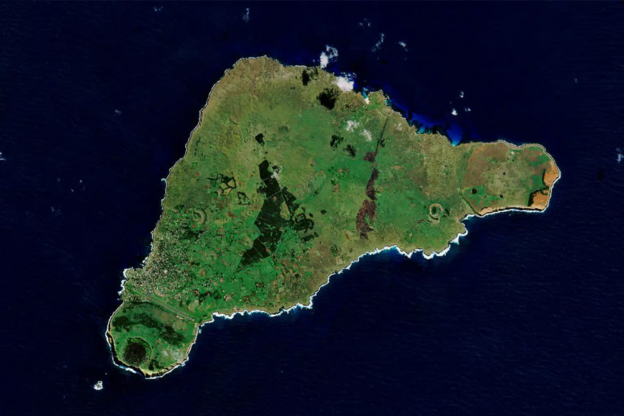 প্রশান্ত মহাসাগরের দক্ষিণ-পূর্ব দিকে রয়েছে ইস্টার দ্বীপ। এই দ্বীপ চিলির অন্তর্গত। ১৯৯৫ সালে এই দ্বীপটিকে ইউনেসকো বিশ্বের ঐতিহ্যবাহী স্থানের তালিকায় জায়গা দিয়েছে।