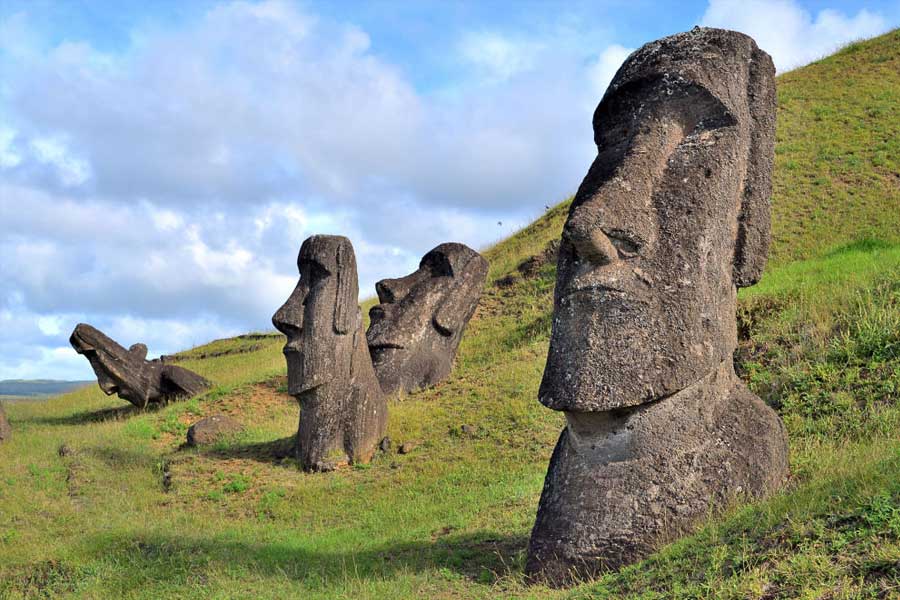 দ্বীপের উপকূলবর্তী এলাকায় পাথরের তৈরি বিশেষ মূর্তির জন্য পর্যটকদের কাছে জনপ্রিয় ইস্টার দ্বীপ।