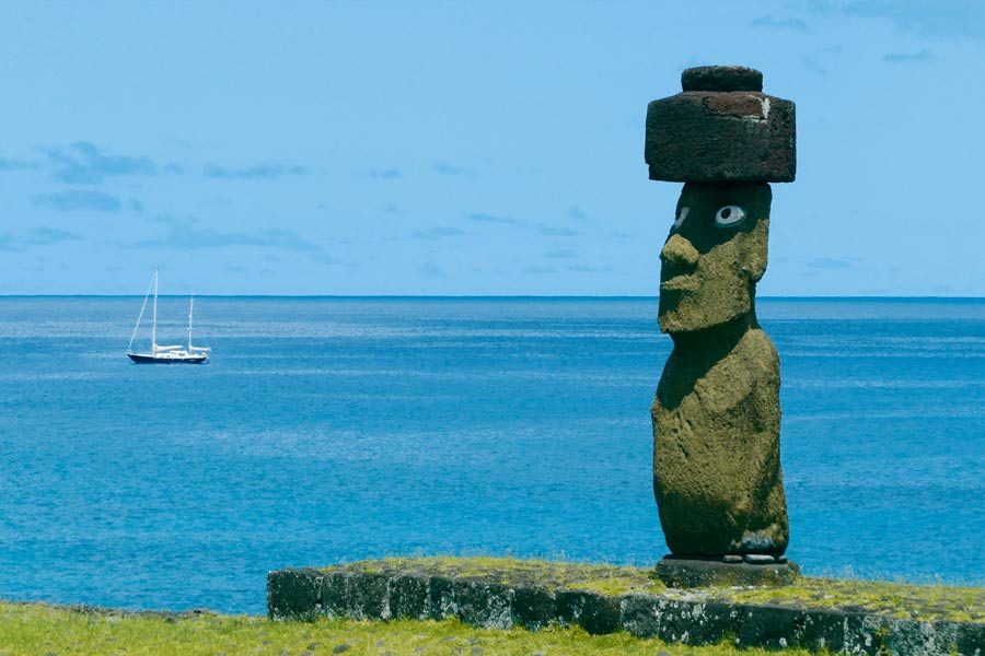 ১৭২২ সালের ৫ এপ্রিল জ্যাকব রোগেভিন নামে ইউরোপের এক পর্যটক নাম রাখেন ইস্টার দ্বীপের। ইতিহাসবিদদের মতে, প্রশান্ত মহাসাগরে ডেভিস নামের একটি দ্বীপের সন্ধানে বেরিয়েছিলেন জ্যাকব। কিন্তু তার পরিবর্তে একটি নতুন দ্বীপের খোঁজ পান।