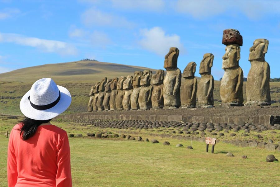 ২০১৭ সালের জনগণনা অনুযায়ী, ইস্টার দ্বীপের জনসংখ্যা ছিল ৭,৭৫০। তার মধ্যে ৪৫ শতাংশ রাপা নুই সম্প্রদায়ের অধিবাসী। ইতিহাসবিদদের একাংশের দাবি, রাপা নুই সম্প্রদায়ের অধিবাসীরাই ওই পাথরের মূর্তিগুলি গড়ে তুলেছিলেন।
