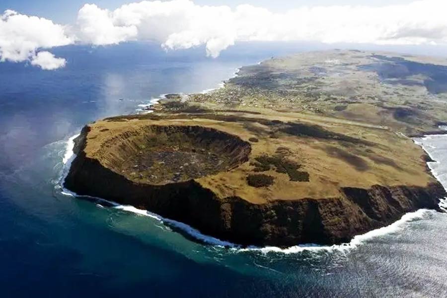 প্রাচীন লোকগাথা অনুযায়ী, মোয়াইয়ের মূর্তিগুলি নাকি পায়ে হেঁটে ইস্টার দ্বীপের উপকূলবর্তী এলাকায় পৌঁছে যায়। দ্বীপের পূর্বপুরুষের আশীর্বাদও নাকি জড়িয়ে রয়েছে মূর্তিগুলির সঙ্গে।