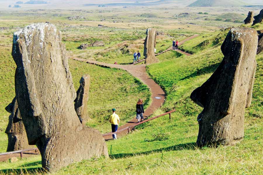 ইতিহাসবিদের মতে, ইস্টার দ্বীপে ইঁদুরের প্রকোপ ছিল খুব বেশি। ফসল নষ্ট হওয়ার নেপথ্যে অন্যতম কারণ ছিল সেটি। আগে ওই দ্বীপে যে পরিমাণ চাষবাস হত, ইঁদুরের প্রকোপে তা কমে যায়। আগেকার মতো চাষযোগ্য জমিও তেমন নেই সেখানে। আগে এই দ্বীপে বছরে সর্বাধিক ৯০ দিন পর্যটকেরা থাকতে পারতেন। ২০১৮ সালে চিলি সরকার ঘোষণা করে, পর্যটকেরা ৯০ দিনের পরিবর্তে সর্বাধিক ৩০ দিন ইস্টার দ্বীপে থাকতে পারবেন। তা-ও শুধুমাত্র সমাজ এবং পরিবেশের সঙ্গে জড়িত কাজকর্মের জন্যই।