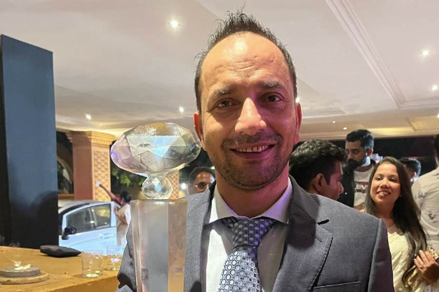 বলিপাড়া সূত্রে খবর, দীপককে খাবারের লোভ দেখিয়েছিলেন তাঁর বন্ধু। সেই টানেই অডিশন দিতে যান দীপক। চাউমিন খাওয়ার সুযোগ পাওয়া যাবে বলে ‘ওমকারা’ ছবির জন্য অডিশন দেন তিনি। অডিশনে পাশ করেন দীপক।