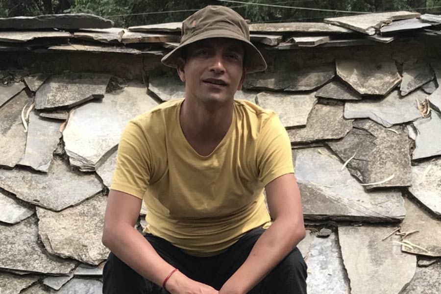 ১৯৭৫ সালের ১ সেপ্টেম্বর উত্তরাখণ্ডের সাতপৌলি গ্রামে জন্ম দীপকের। বাবা-মা এবং ভাইয়ের সঙ্গে শৈশব কাটান তিনি। তাঁর বাবা সরকারি কর্মচারী ছিলেন।