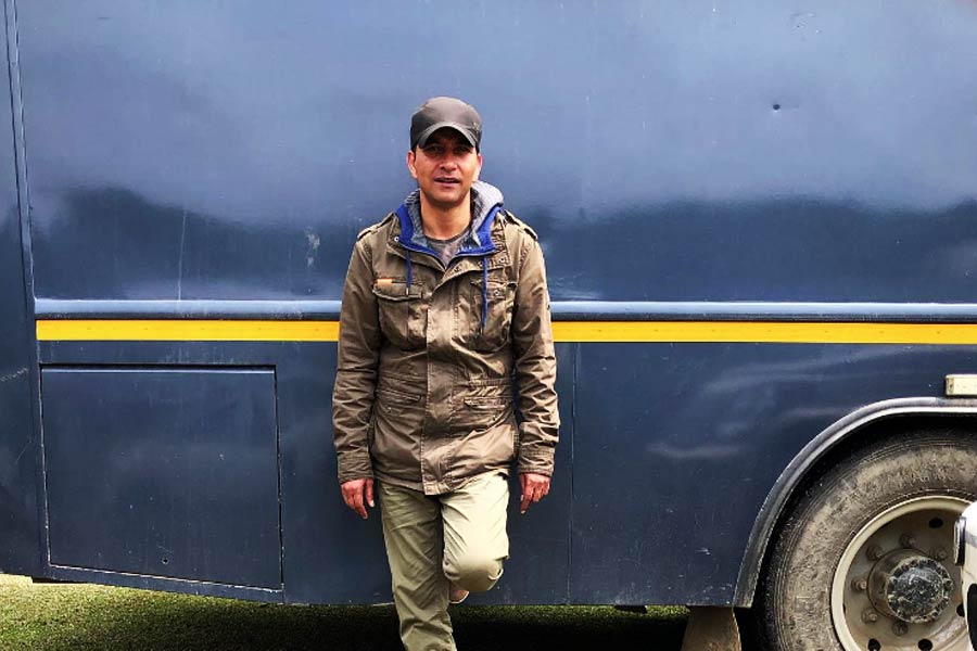 দীপকের যখন পাঁচ বছর বয়স তখন তাঁর বাবার বদলির চাকরি কারণে সপরিবারে দিল্লি চলে যান তাঁরা। সেখানেই স্কুল এবং কলেজের পড়াশোনা শেষ করেন দীপক।