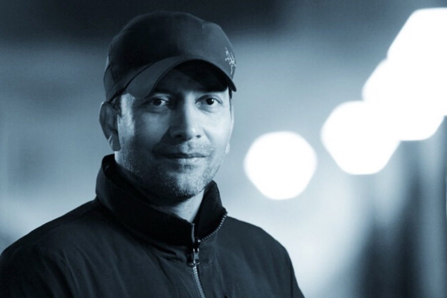 ছোটবেলা থেকেই পড়াশোনার চেয়ে অভিনয়ের প্রতি আগ্রহ ছিল দীপকের। স্কুলে থাকাকালীনই নাটকে অভিনয় করেন তিনি। দ্বাদশ শ্রেণির পরীক্ষা দেওয়ার পর একটি নাটকের দলে যুক্ত হন তিনি।