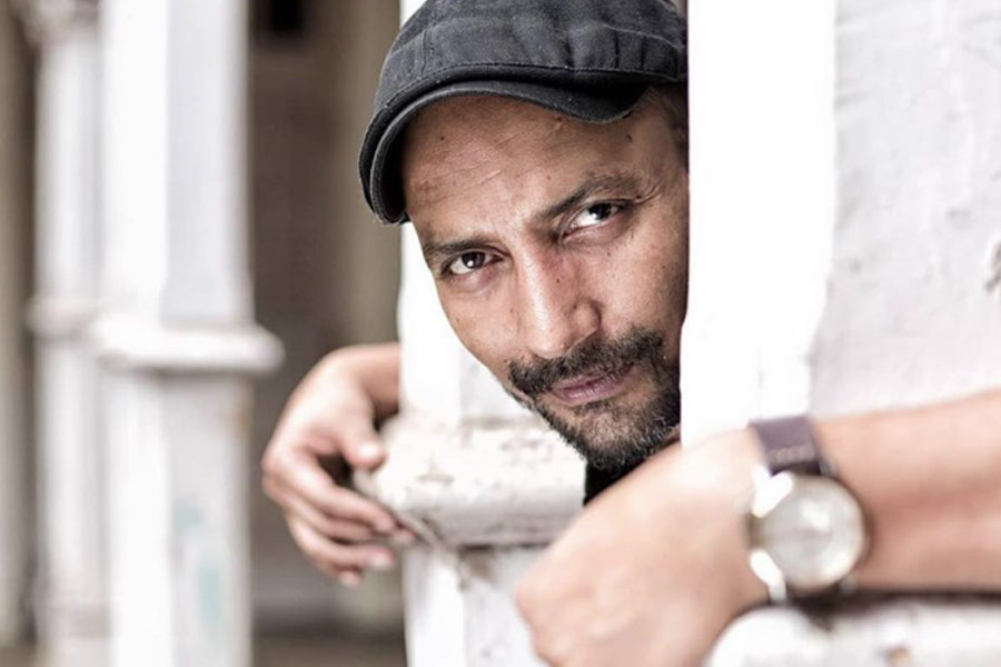 দীপকের বাবা চাইতেন না যে তাঁর পুত্র অভিনয় নিয়ে কেরিয়ার গড়ে তুলুক। অভিনয়জগতে কোনও নিশ্চয়তা নেই বলে মনে করতেন দীপকের বাবা। তাই তিনি চাইতেন দীপক কোনও কলেজে ভর্তি হোক অথবা কোনও চাকরি করুক।