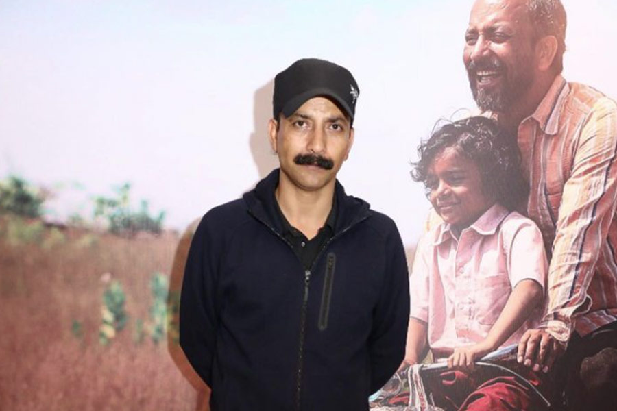 দীপকের জ্যাঠামশাই চাকরি সূত্রে বছরের ছ’মাস আন্টার্কটিকায় থাকতেন। ভারতে ফিরে আসার পর তিনি জানতে পারেন যে, দীপক অভিনয়ে নামতে চান। দীপকের সিদ্ধান্তকে সমর্থন করেন তিনি। এমনকি দীপকের বাবাকে রাজিও করিয়ে ফেলেন।