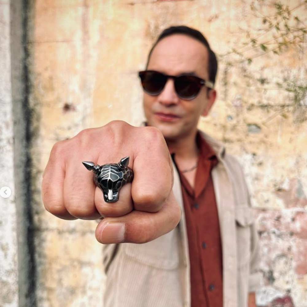 বাবার অনুমতি নিয়ে দিল্লির কলেজে ভর্তি হওয়ার পর সেখানকার নাটকের দলে যুক্ত হন দীপক। পরে অভিনয় নিয়ে কেরিয়ার গড়ার জন্য দিল্লি থেকে মুম্বই চলে যান তিনি।