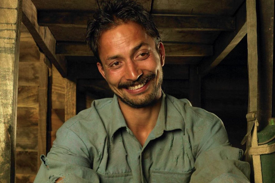 মুম্বই যাওয়ার পর অন্য একটি নাটকের দলের সঙ্গে যুক্ত হন দীপক। সেই দলের সঙ্গে যুক্ত হওয়ার পর নাটকের জগতে পরিচিতি তৈরি করে ফেলেন তিনি। ছ’বছর পর সেই দল ছেড়ে বেরিয়ে যান। তার পর অন্য একটি নাটকের দলের সঙ্গে জুড়ে যান দীপক।