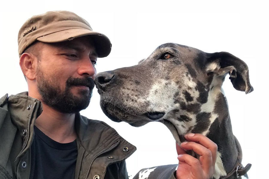 নাটকে অভিনয় করার সূত্রে বড় পর্দায় অভিনয়ের সুযোগ পান দীপক। ২০০২ সালে ‘দিল হ্যায় তুমহারা’ ছবিতে অভিনয়ের প্রস্তাব পান তিনি। তার চার বছর পর ২০০৬ সালে ‘ওমকারা’ ছবিতে অভিনয় করেন তিনি।