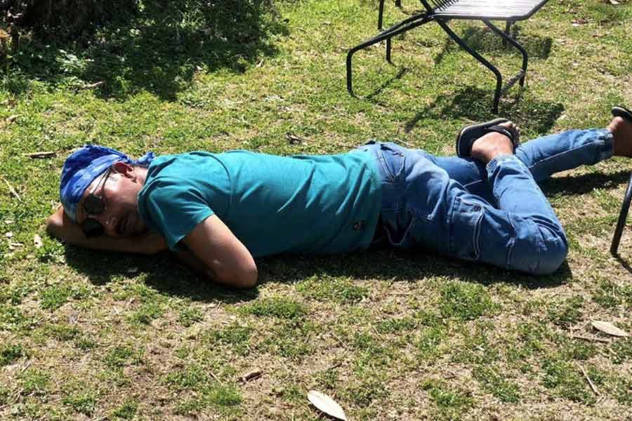 ‘শৌর্য’, ‘ডাঁয়ে ইয়া বাঁয়ে’, ‘গুলাল’, ‘দিল্লি ৬’, ‘মকবুল’-এর মতো একাধিক হিন্দি ছবিতে অভিনয়ের সুযোগ পান দীপক। ২০১১ সালে মুক্তিপ্রাপ্ত ‘তনু ওয়েড্‌স মনু’ নামের কমেডি ড্রামা ঘরানার ছবিতে অভিনয় করে রাতারাতি জনপ্রিয়তা পান তিনি।