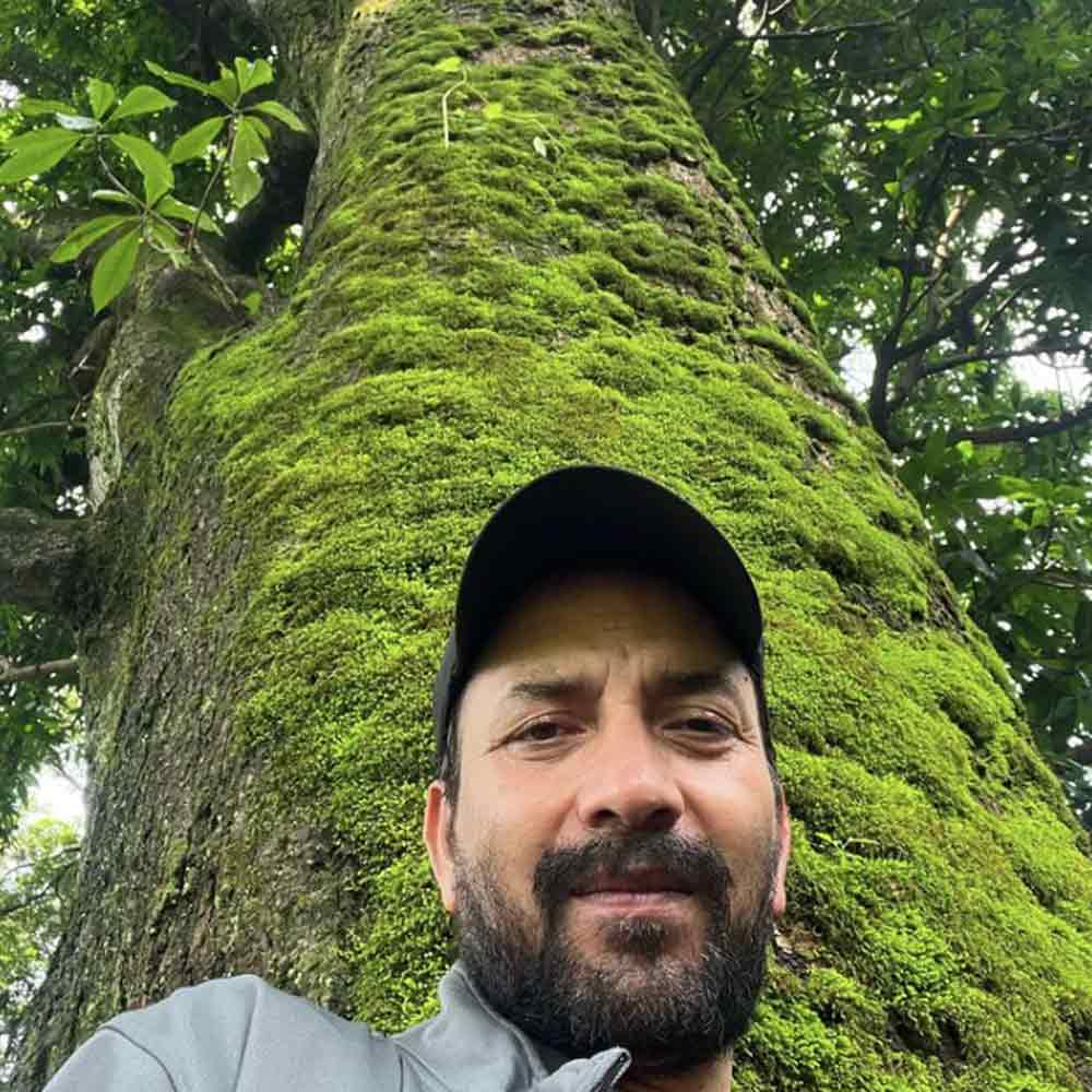 ২০০৯ সালে লারা ভল্লার সঙ্গে সাত পাকে বাঁধা পড়েন দীপক। তাঁর স্ত্রী পেশায় সহকারী পরিচালক। স্ত্রী এবং দুই সন্তানকে নিয়ে মুম্বইয়ে থাকেন তিনি।