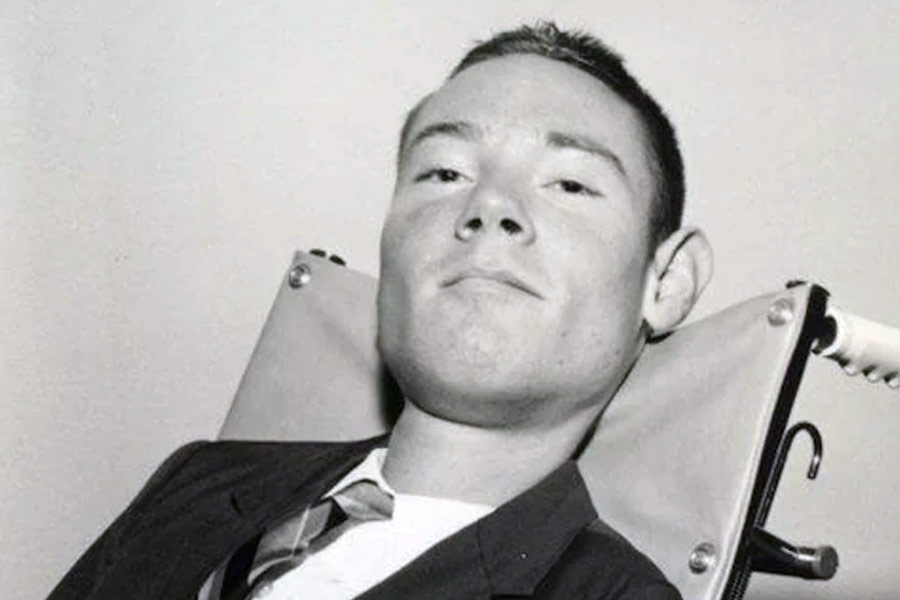 ১৯৫২ সাল। পলের বয়স তখন ছ’বছর। পোলিয়োমাইলাটিস ধরা পড়ে তাঁর। পোলিয়ো ভাইরাসের সংক্রমণে এই ছোঁয়াচে রোগ হয়। তার প্রভাব ছিল ভয়ঙ্কর। কিন্তু পল হাল ছাড়েননি।