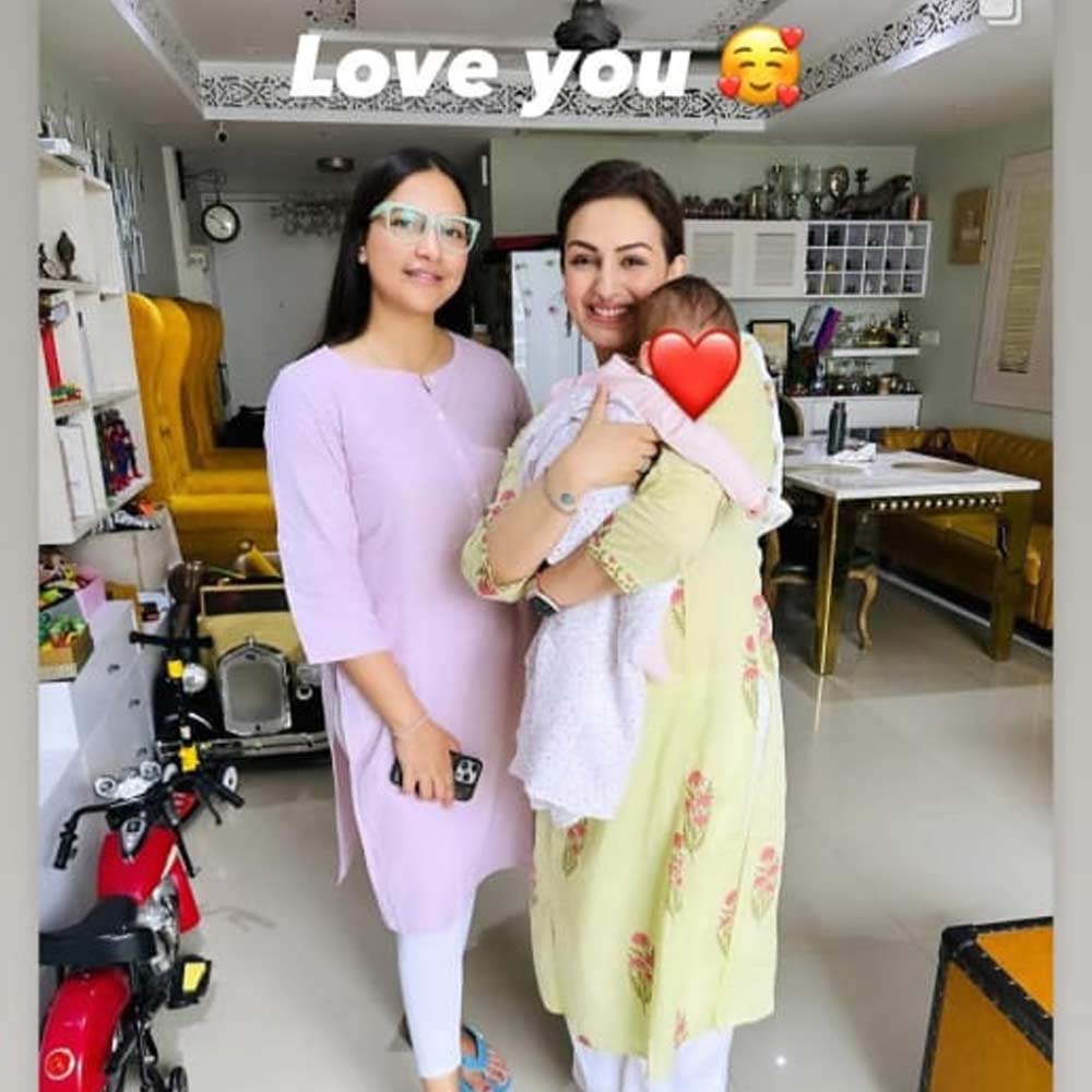 আকৃতির কোলে গায়িকার ছেলে।