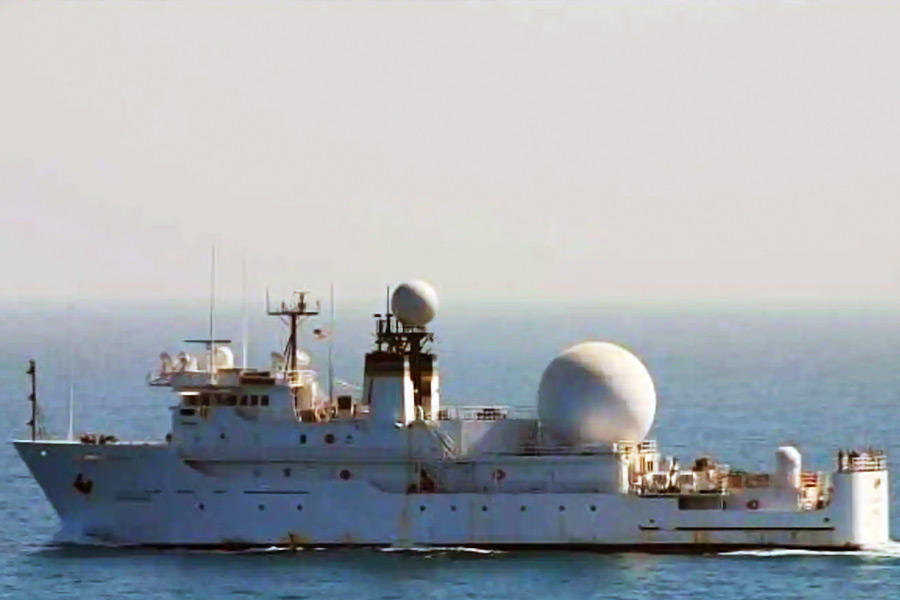 ভারতীয় নৌসেনার সম্পদ আইএনএস ধ্রুব। ১৭৫ মিটার লম্বা এই যুদ্ধজাহাজ ভারত মহাসাগরে চিনা নৌবাহনীর প্রভাব বৃদ্ধির মোকাবিলায় অন্যতম নির্ভরযোগ্য সম্পদ। এ বার সেই ধ্রুবের পাল্টা ‘অস্ত্র’ হাতে পেল পাকিস্তান।