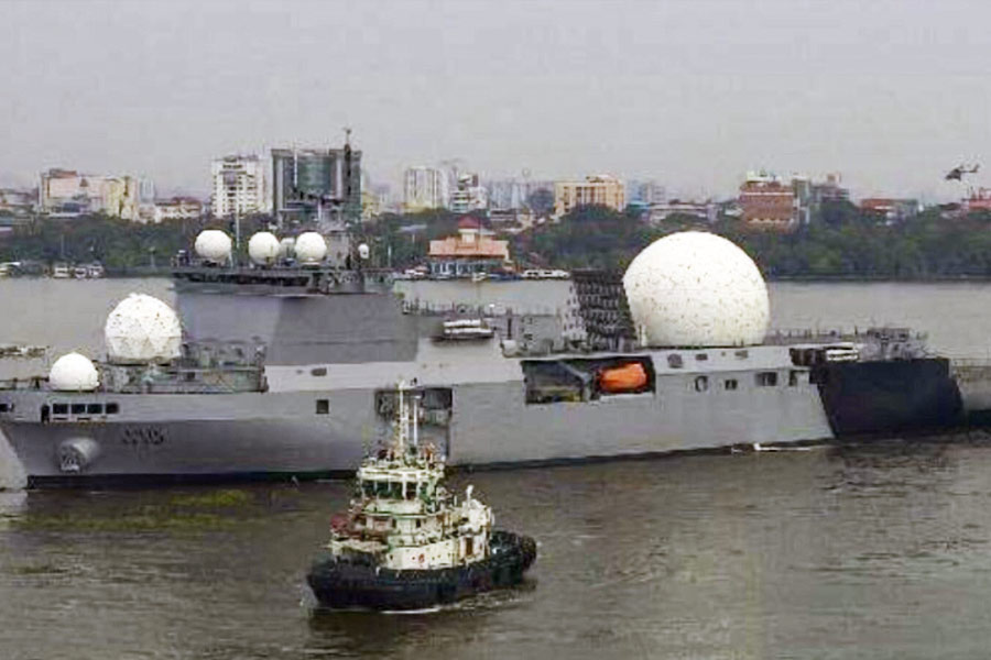 আইএনএস ধ্রুবকে পরমাণু ক্ষেপণাস্ত্র সন্ধানী যুদ্ধজাহাজ বলা হয়। ২০২১ সালের সেপ্টেম্বর মাসে নৌসেনায় এই জাহাজ অন্তর্ভুক্ত হয়েছিল। আমেরিকা, রাশিয়া, ফ্রান্স এবং চিনের পরে বিশ্বের পঞ্চম দেশ হিসাবে এই গোত্রের যুদ্ধজাহাজ পেয়েছে ভারত।