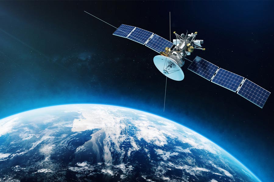 বিশাখাপত্তনমের ‘হিন্দুস্থান শিপ ইয়ার্ড’-এ তৈরি ১০ হাজার টন ওজনের ধ্রুবের প্রধান বৈশিষ্ট্য তার অতি সংবেদনশীল ‘অ্যাক্টিড অ্যারে স্ক্যান রেডার’। যা অন্য দেশের গোয়েন্দা উপগ্রহের ‘গতিবিধি’ এবং পরমাণু অস্ত্রবাহী ক্ষেপণাস্ত্রের হদিস দেয়।