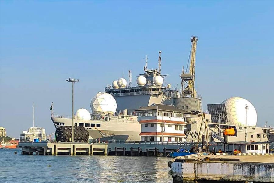 ভারত মহাসাগরে চিনের নজরদারির পাল্টা হিসাবে ২০২১ সালে আইএনএস ধ্রুবকে প্রকাশ্যে এনেছিল নয়াদিল্লি। এ বার পাকিস্তানের নৌবাহিনীতেও একই ধরনের যুদ্ধজাহাজ যুক্ত হল।