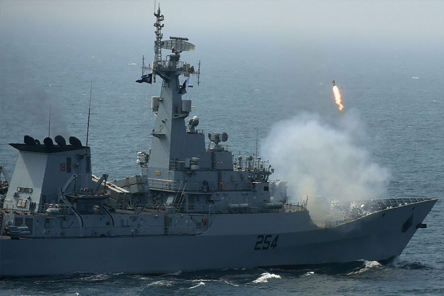 পাকিস্তানকে রিজওয়ান তৈরির জন্য আর্থিক সাহায্য করে চিন কাঁটা দিয়ে কাঁটা তুলতে চাইছে কি না, তা নিয়েও পর্যবেক্ষক মহলে আলোচনা শুরু হয়েছে।