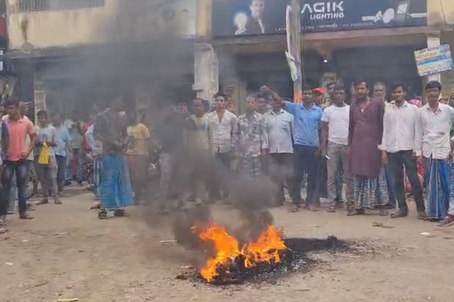 সন্দেশখালির বাজারের সামনে বিক্ষোভ প্রদর্শন গ্রামবাসীদের। 