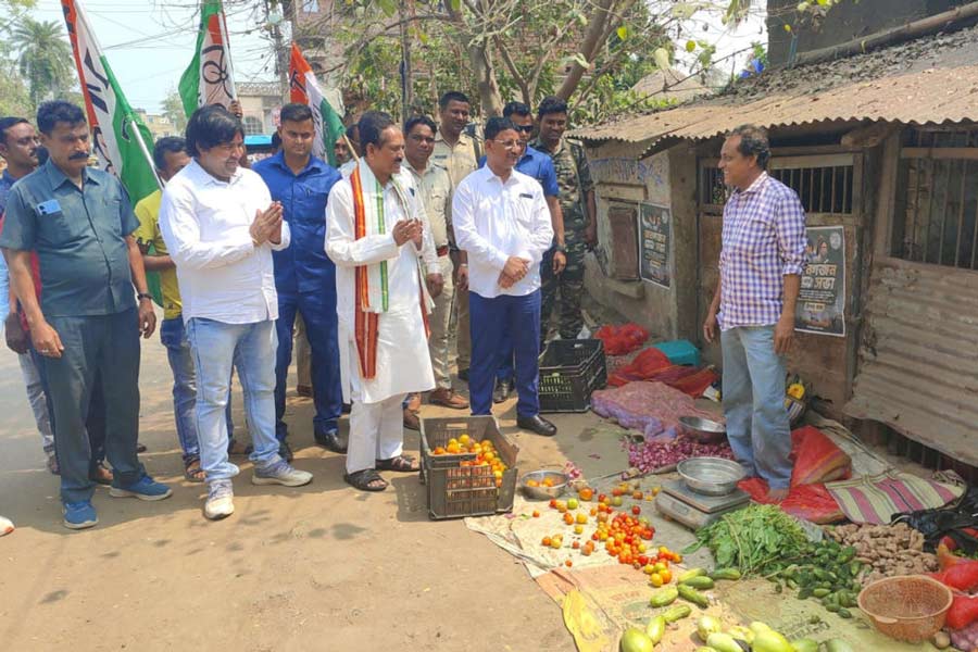 নানুরে ভোটের প্রচারে বোলপুর কেন্দ্রের তৃণমূল প্রার্থী অসিত মাল।