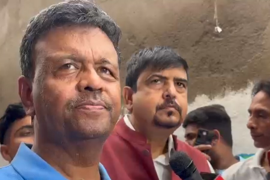 গার্ডেনরিচে মন্ত্রী ফিরহাদ হাকিম ও সুজিত বসু। সোমবার।