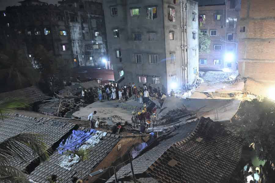 রবিবার মধ্যরাতে কলকাতার গার্ডেনরিচে ভেঙে পড়ে একটি নির্মীয়মাণ বহুতল। এখনও পর্যন্ত এই ঘটনায় নয় জন মারা গিয়েছেন। ১৫ জনকে উদ্ধার করা হয়েছে। এখনও ধ্বংসস্তূপের ভিতর আটকে রয়েছে ছ’জন। তবে সেই ছ’জনের মধ্যে এক জনের সাড়া পাওয়া যাচ্ছে। বাকিদের থেকে কোনও সাড়া পাচ্ছেন না উদ্ধারকারীরা। ফলে তাঁরা কী অবস্থায় আছেন, তা বোঝা যাচ্ছে না। সোমবার সকালে বিপর্যয় মোকাবিলা দলের এক কর্তা বলেন, ‘‘ভিতরে ছ’জন আটকে আছেন। এক জনের সঙ্গে কথা হচ্ছে। আর কেউ সাড়া দিচ্ছেন না।’’ দমকলের তরফে জানানো হয়, উদ্ধারকাজ ৮৫ শতাংশ হয়ে গিয়েছে। ঘিঞ্জি এলাকায় বহুতলটি এমন ভাবে ভেঙে পড়েছে, উদ্ধারে সময় লাগছে।’’ এখনও আতঙ্কের প্রহর কাটাচ্ছেন এলাকার মানুষ।