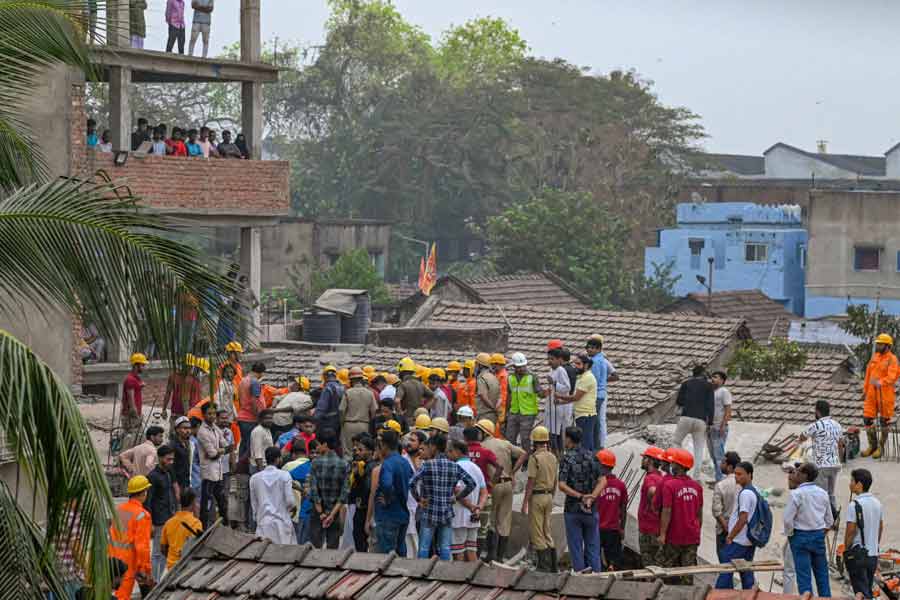 রবিবার রাত ১২টা নাগাদ বিকট শব্দ করে বহুতলটি তার পাশের একটি টালির বাড়ির উপর হুড়মুড়িয়ে ভেঙে পড়ে। সঙ্গে সঙ্গে ঘটনাস্থলে পৌঁছয় পুলিশ। ঘটনাস্থলে পৌঁছনোর রাস্তা বেশ সংকীর্ণ হওয়ায় বিপর্যয় মোকাবিলা বাহিনী এবং দমকলের পৌঁছতে বেশ কিছুটা সময় লেগে যায়। যা নিয়ে স্থানীয় বাসিন্দাদের মধ্যে ক্ষোভ ছড়িয়ে পড়ে।