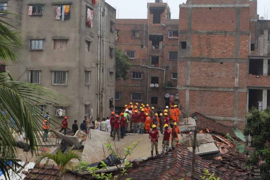 আতঙ্ক ছড়িয়ে পড়ে গার্ডেনরিচ এলাকার বাসিন্দাদের মধ্যে। আশপাশের বাড়ি এবং বহুতল থেকে তাঁরা রাস্তায় নেমে পড়েন। এই দুর্ঘটনায় ভেঙে পড়া বহুতলটি সংলগ্ন অপর একটি বহুতল ক্ষতিগ্রস্ত হয়েছে বলে স্থানীয় সূত্রে খবর।