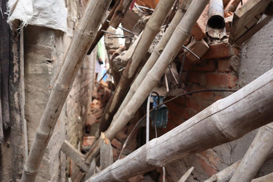 রাত তিনটে নাগাদ উদ্ধারকাজে নামে জাতীয় বিপর্যয় মোকাবিলা বাহিনী। এর পরেই উদ্ধারকাজে গতি আসে। দমকলকর্মী এবং বিপর্যয় মোকাবিলা বাহিনীর কর্মীদের পাশাপাশি উদ্ধারকাজে হাত লাগান স্থানীয়েরাও। গ্যাস কাটারের সাহায্যে কংক্রিটের চাঁই কেটে ধ্বংসস্তূপের নীচ থেকে এখনও পর্যন্ত উদ্ধার করা হয়েছে ১৫ জনকে। 