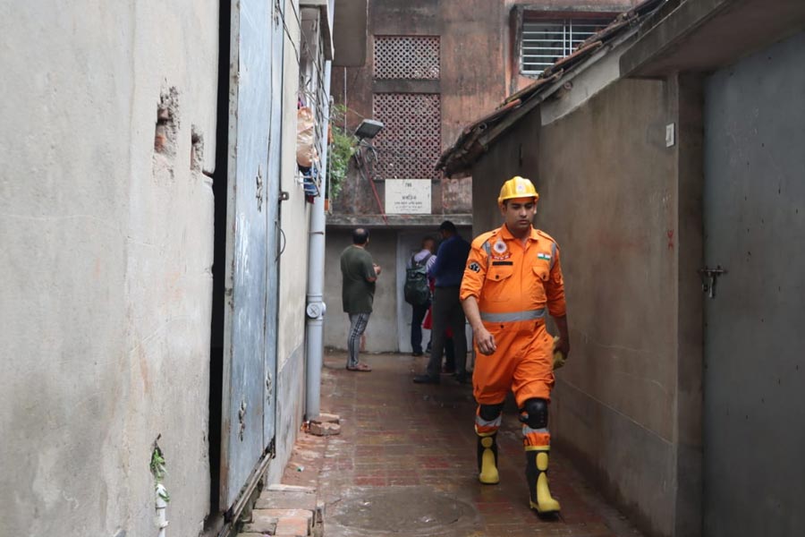 বিপর্যয় মোকাবিলা বাহিনী এবং দমকলের আশঙ্কা, ধ্বংসস্তূপের নীচে অনেকে চাপা পড়ে থাকতে পারেন। ঝুপড়ি ঘরগুলিতে মোট কত জন ছিলেন, তা নিশ্চিত করে জানা যায়নি এখনও। ধ্বংসস্তূপের নীচে যাঁরা আটকে রয়েছেন, তাঁদের কারও কারও সঙ্গে কথাও বলছেন উদ্ধারকারীরা। দেওয়া হচ্ছে জল, অক্সিজেন।