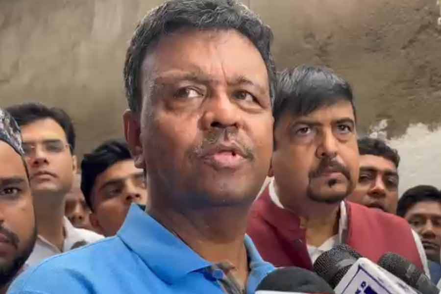 খবর পাওয়ার সঙ্গে সঙ্গে মধ্যরাতেই ঘটনাস্থলে পৌঁছে যান কলকাতার মেয়র তথা এলাকার বিধায়ক ফিরহাদ ওরফে ববি হাকিম। ফিরহাদ জানান, রাতে যে সময়ে বহুতলটি ভেঙে পড়ে সেই সময়ে পাশের টালির চালের বাড়িগুলিতে মোট ২১ জন ছিলেন। তাঁদের মধ্যে এখনও পর্যন্ত ন’ জনের মৃত্যু হয়েছে। 