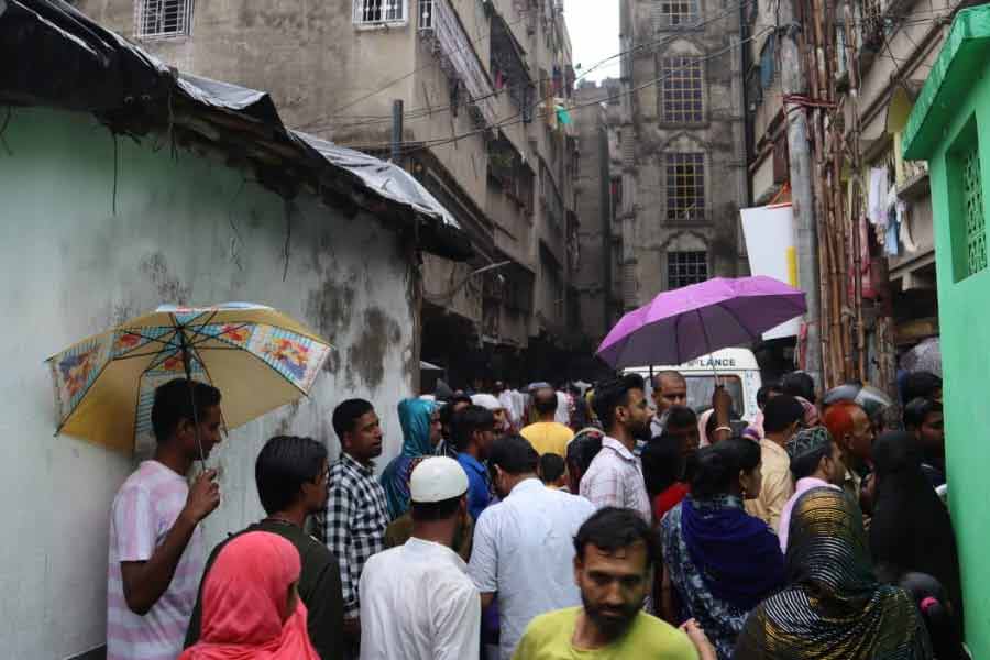 প্রশাসন সূত্রে পাওয়া পরিসংখ্যান অনুযায়ী, গার্ডেনরিচের ঘটনায় মোট আহতের সংখ্যা ১৬ জন। তাঁদের উদ্ধার করে হাসপাতালে নিয়ে যাওয়া হয়। স্থানীয় হাসপাতালের পাশাপাশি কয়েক জনকে নিয়ে আসা হয়েছিল এসএসকেএম হাসপাতালে। এঁদের মধ্যে চার জনকে চিকিৎসার পর এসএসকেএম থেকে ছেড়ে দেওয়া হয়েছে। তাঁরা হলেন, জাহারা বেগম, মহম্মদ আসলাম, শাহিনা খাতুন এবং নুর সালিম ইসলাম। মৃতদের নাম আকবর আলি (৩৪), রিজওয়ান আলম (২২), হাসিনা খাতুন (৫৫), শামা বেগম (৪৪), মহম্মদ ইমরান (২৭), মহম্মদ ওয়াসিক (১৯), নাসির আহমেদ (৫৯), নাসিমুদ্দিন (২৪),শেখ আবদুল্লা (১৮)।