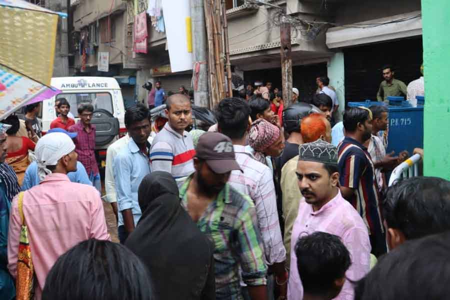ফিরহাদের পাশাপাশি ঘটনাস্থলে সারা রাত ছিলেন দমকলমন্ত্রী সুজিত বসু। মৃতদের পরিবারকে পাঁচ লক্ষ এবং আহতদের এক লক্ষ টাকা করে ক্ষতিপূরণ দেওয়া হবে বলে জানিয়েছেন তিনি। মৃতের সংখ্যা আরও বাড়তে পারে বলেও জানান ফিরহাদ। এখনও পর্যন্ত এই ঘটনায় এক জনকে গ্রেফতার করা হয়েছে