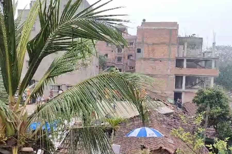 সোমবার সকালে ফিরহাদ বলেন, ‘‘টালির চালের ছোট ছোট বাড়ির উপর বহুতল ভেঙে পড়েছে। যাঁরা আহত, সকলেই গরিব মানুষ। কেউ কেউ ওখানে আড্ডা মারতে এসেছিলেন। খুবই বেদনাদায়ক ঘটনা। আমরা ওঁদের পাশে আছি। সারা রাত থেকেও দু’জনকে বাঁচাতে পারলাম না, এটাই আক্ষেপ।’’