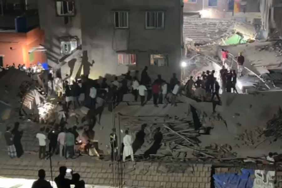 কলকাতা পুরসভার ১৩৪ নম্বর ওয়ার্ডে গার্ডেনরিচের ফতেহপুর ব্যানার্জি পাড়া লেনে রবিবার মধ্যরাতের ঘটনা। বেশ কিছু দিন ধরে একটি পাঁচ তলা বাড়ি নির্মাণের কাজ চলছিল ওই এলাকায়। নির্মীয়মাণ বহুতলের আশপাশে বেশ কিছু ঝুপড়ি রয়েছে। সেগুলির উপর ভেঙে পড়ে বহুতলটি।