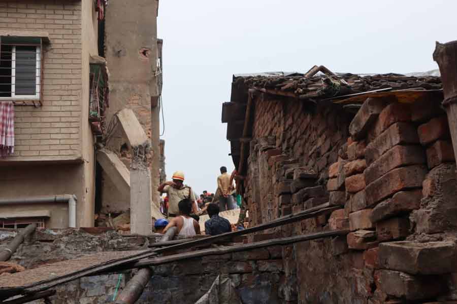 ফিরহাদ জানান, বর্তমানে উদ্ধারকাজ কিছুটা শ্লথ করা হয়েছে। তাড়াহুড়ো করে কংক্রিটের চাঙড় সরানোর কাজ করলে ভিতরে যাঁরা আটকে আছেন, তাঁরা আরও চোট পেতে পারেন। সেই কারণেই সন্তর্পণে একটি একটি করে চাঙড় সরিয়ে দেখা হচ্ছে নীচে কী রয়েছে।
