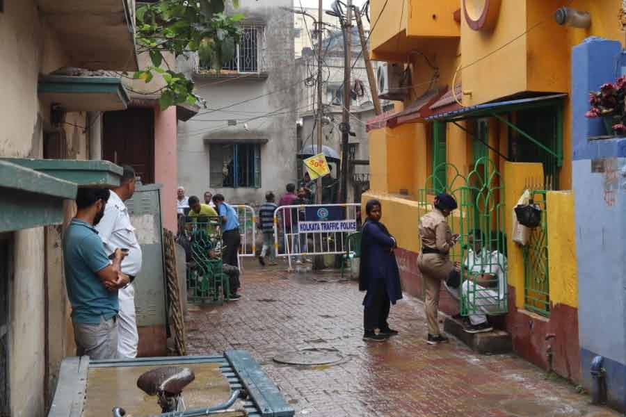 প্রশাসনের নজর এড়িয়ে কী ভাবে বেআইনি নির্মাণ চলছে? এ বিষয়ে স্থানীয় কাউন্সিলরকে দোষ দিতে রাজি নন ফিরহাদ। তিনি বলেন, ‘‘কোন গলিতে কী বেআইনি ভাবে তৈরি হচ্ছে, সেটা কাউন্সিলর জানবেন কী ভাবে? এটা দেখা তাঁর কাজ নয়। আধিকারিকদের কাজ। নিঃসন্দেহে প্রশাসনকে আরও কড়া হতে হবে। আমরা আইনি ব্যবস্থা নেব। আপাতত যাঁরা ভিতরে আটকে আছেন, তাঁদের উদ্ধার করা আমাদের অগ্রাধিকার।’’