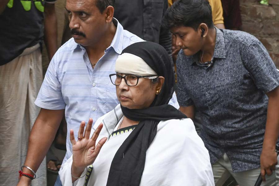 সোমবার গার্ডেনরিচের ঘটনাস্থলে মুখ্যমন্ত্রী মমতা বন্দ্যোপাধ্যায়।