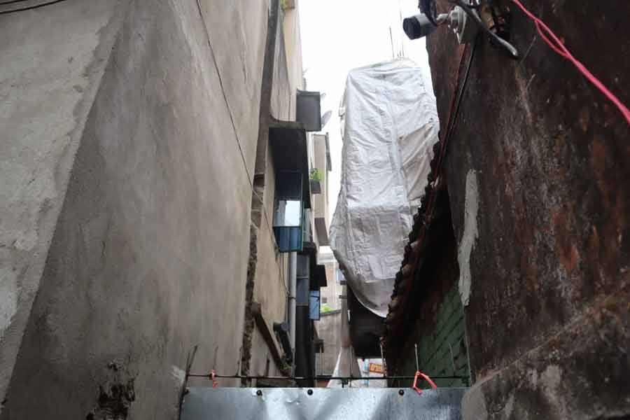 ঘটনাস্থল পরিদর্শনের পর মমতা বলেন, ‘‘এটা খুব ঘিঞ্জি এলাকা। মন্ত্রীরা সারা রাত এখানে ছিলেন। প্রোমোটারদের একাংশ বেআইনি ভাবে বাড়ি তৈরি করেন। তার আগে ভাবা দরকার, আশপাশে যাঁরা আছেন, তাঁদের যাতে ক্ষতি না হয়। আমি শুনলাম, প্রশাসনের অনুমতি নিয়ে এই বহুতলটি তৈরি করা হয়নি। এখন রমজান মাস চলছে। সকলে উপোস করে থাকেন। তা-ও সারা রাত এলাকার মানুষ উদ্ধারকাজে হাত লাগিয়েছেন। স্বাস্থ্য দফতর, দমকল, পুলিশ, কাউন্সিলররা সারা রাত ধরে কাজ করেছেন।’’