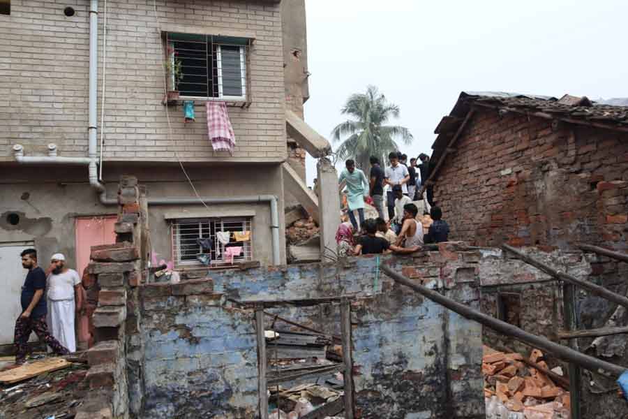 মমতা যোগ করেন, ‘‘আমরা মর্মাহত। দু’জন মারা গিয়েছেন। পাঁচ-ছ’জন এখনও আটকে। এক জনের পা আটকে। তবে তিনি বেঁচে আছেন। উদ্ধারকারীদের ভিতরে ঢুকতে সময় লেগেছে। এখন সকলে ঢুকে গিয়েছেন। শোকস্তব্ধ পরিবারের কাছে আমি দুঃখপ্রকাশ করছি। যাঁরা বেআইনি কাজ করেছেন, তাঁদের বিরুদ্ধে পদক্ষেপ করা হবে। পরিবারের পাশে সরকার দাঁড়াবে। যাঁদের বাড়ি ভেঙেছে, তৈরি করে দিতে বলব।’’ ঘটনাস্থল পরিদর্শনের পর হাসপাতালেও যান মমতা। সেখান থেকে বেরিয়ে বলেন, ‘‘হাসপাতালে যাঁরা আছেন, তাঁরা স্থিতিশীল।’’ মুখ্যমন্ত্রীর সঙ্গে হাসপাতালে গিয়েছিলেন মন্ত্রী সুজিত বসুও।