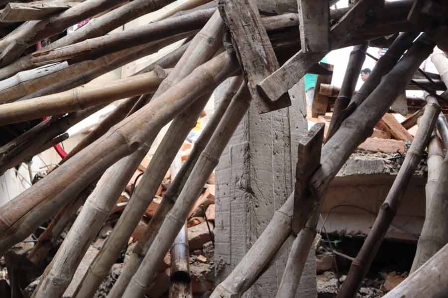 ঘটনায় দুঃখপ্রকাশ করে সকালে সমাজমাধ্যমে পোস্টও করেছেন মুখ্যমন্ত্রী। ক্ষতিগ্রস্তদের পাশে থাকার বার্তা দিয়েছেন তিনি। ঘোষণা করা হয়েছে ক্ষতিপূরণও। সোমবার সকালে মমতা এ বিষয়ে এক্স (সাবেক টুইটার) হ্যান্ডলে লেখেন, ‘‘গার্ডেনরিচে নির্মীয়মাণ বহুতল ভেঙে পড়ে যে দুর্ঘটনা ঘটেছে, আমি তাতে শোকাহত। আমাদের মেয়র, দমকলমন্ত্রী, পুলিশ কমিশনারের সেক্রেটারিয়েট, সিভিক পুলিশ, দমকল এবং বিপর্যয় মোকাবিলা দল সারা রাত ধরে ঘটনাস্থলে রয়েছেন। তাঁরা পরিস্থিতি নিয়ন্ত্রণের চেষ্টা চালাচ্ছেন। মৃতদের পরিবারকে এবং আহতদের আমরা ক্ষতিপূরণ দেব। ক্ষতিগ্রস্তদের পাশেই রয়েছি। উদ্ধারকাজ চলছে।’’