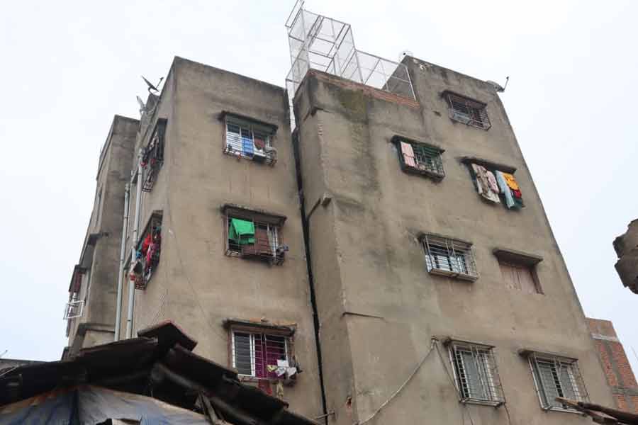 মেয়র, দমকলমন্ত্রী ছাড়াও নগরপাল বিনীত গয়াল, কলকাতা দক্ষিণ কেন্দ্রের সাংসদ মালা রায়ও যান ঘটনাস্থলে। গার্ডেনরিচের ঘটনায় ইতিমধ্যে রাজ্যের শাসকদলের বিরুদ্ধে তোপ দাগতে শুরু করেছেন বিরোধীরা। শুভেন্দু অধিকারী রাতেই এক্স (সাবেক টুইটার) হ্যান্ডলে লেখেন, ‘‘গার্ডেনরিচের ১৩৪ নম্বর ওয়ার্ডে পাঁচ তলা বাড়ি ভেঙে পড়েছে। এই এলাকাটি কলকাতার মেয়র এবং রাজ্যের মাননীয় পুর ও নগরোন্নয়নমন্ত্রী ফিরহাদ হাকিমের ‘দুর্গ’ বলে পরিচিত। আমি পুলিশ, রাজ্যের মুখ্যসচিবকে বলব অবিলম্বে রাজ্য বিপর্যয় মোকাবিলা দলকে উদ্ধারকাজে নিয়োগ করতে। এই ঘটনায় মৃতের সংখ্যা বাড়তে পারে। আমার কাছে অনেক ফোন আসছে।’’