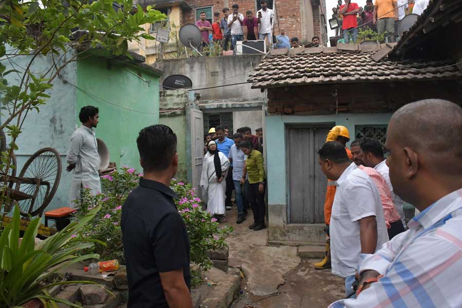গার্ডেনরিচের ঘটনাস্থলে মুখ্যমন্ত্রী মমতা বন্দ্যোপাধ্যায়। 