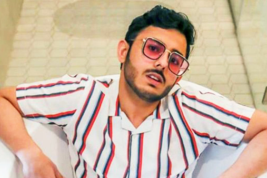 মজাদার ভিডিয়ো তৈরি করে ইউটিউবে পোস্ট করে উপার্জন করেন অজয় নাগের। ইউটিউব চ্যানেলে মজাদার ভিডিয়ো তৈরি করে পোস্ট করে উপার্জন করেন অজয়।