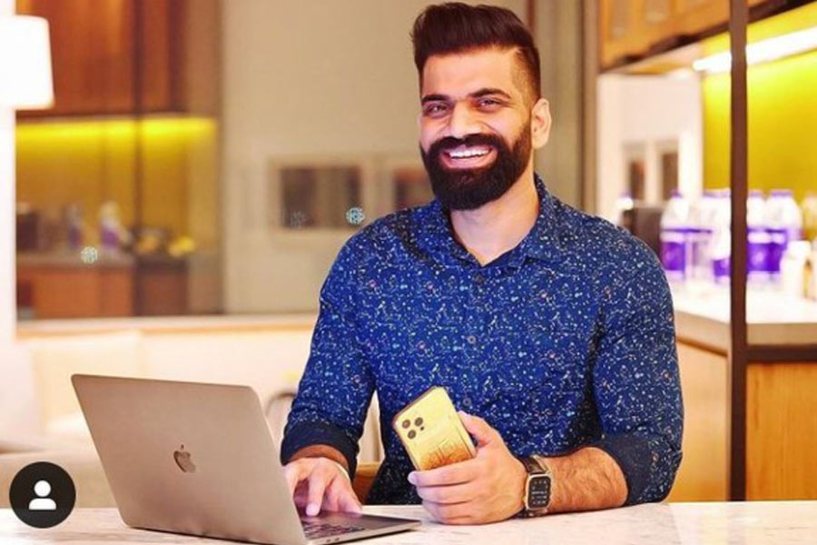 আইফোন হোক বা অ্যান্ড্রয়েড— কোন ধরনের ফোনে কী কী বৈশিষ্ট্য রয়েছে, এমনকি প্রযুক্তিগত কোনও সমস্যায় পড়লে তা থেকে কী করে রেহাই পাওয়া যাবে, সেই সংক্রান্ত ভিডিয়ো তৈরি করে ইউটিউবে পোস্ট করেন গৌরব চৌধরি। 