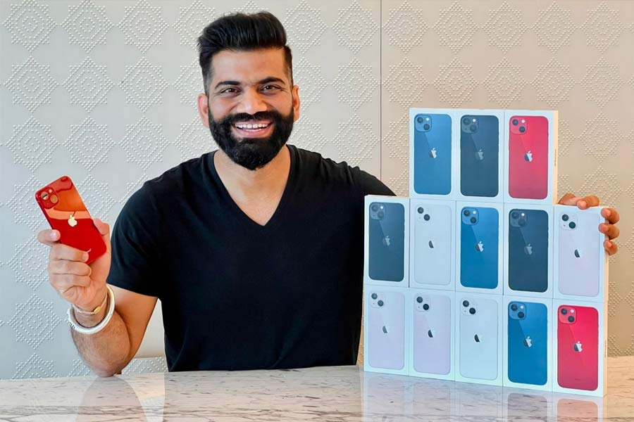 সূত্রের খবর, গৌরবের মোট সম্পত্তির পরিমাণ ৩৫৬ কোটি টাকা।