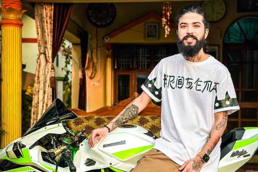 বিলাসবহুল গাড়ি এবং বাইক নিয়ে ভিডিয়ো তৈরি করেন অনুরাগ ডোভাল। ‘বিগ বস্’-এর ১৭তম সিজ়নে প্রতিযোগী হিসাবে অংশগ্রহণ করেন অনুরাগ। যদিও চূড়ান্ত পর্বের আগেই বিদায় নেন।